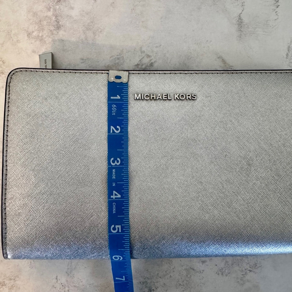 Women's Michael Kors Jet Set Silver Saffiano Leather Crossbody Clutch Purse - Picture 13 of 14